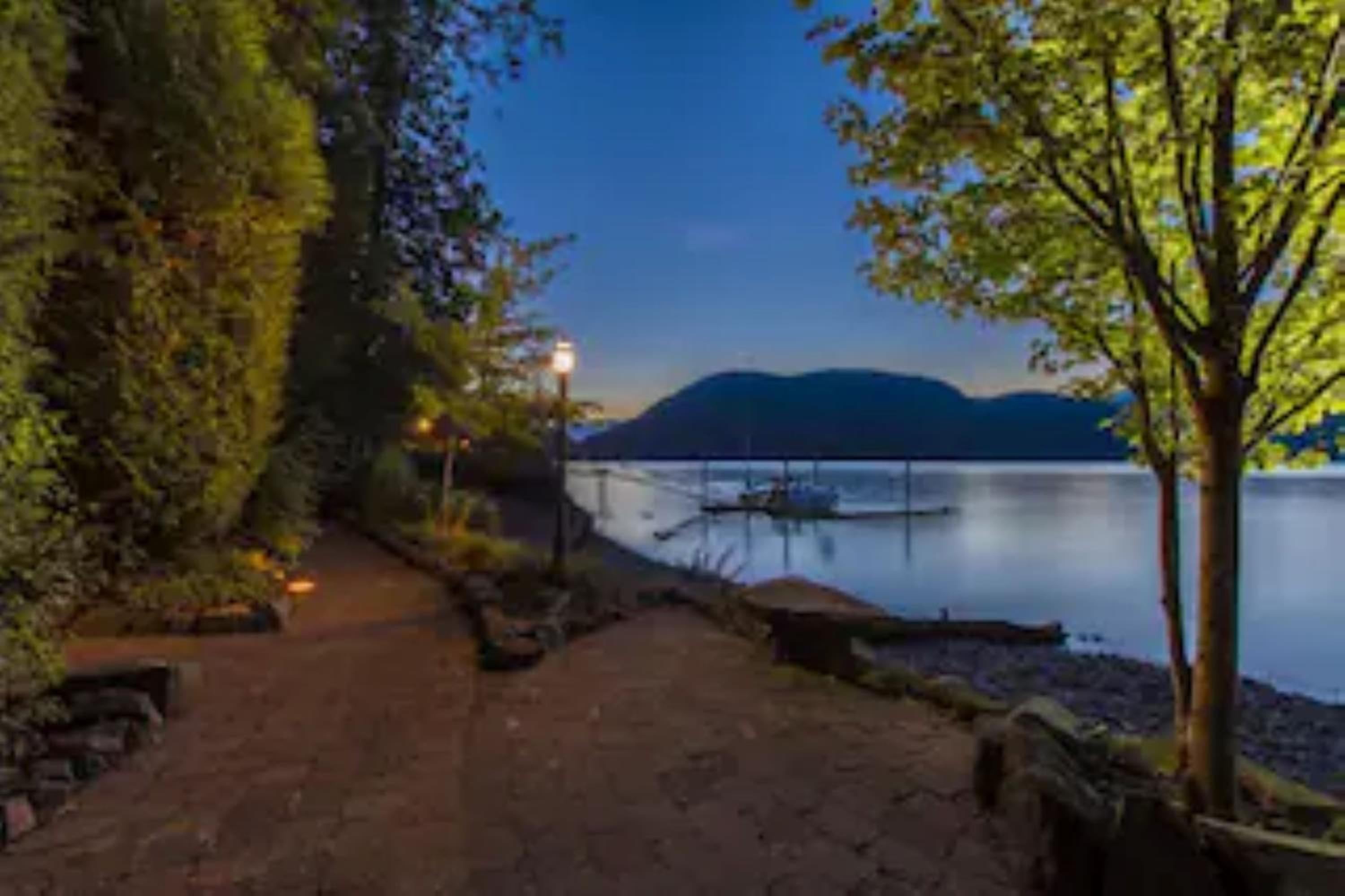 Harmony Haven 2BR Lakefront Lux Escape