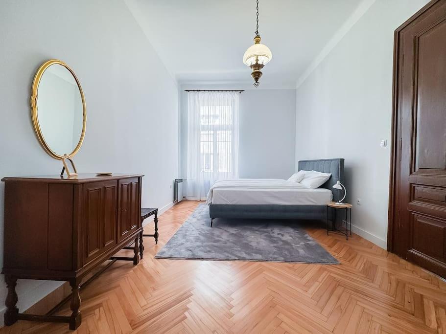 Unique & Spacious 3BR Historic Flat in City Centre