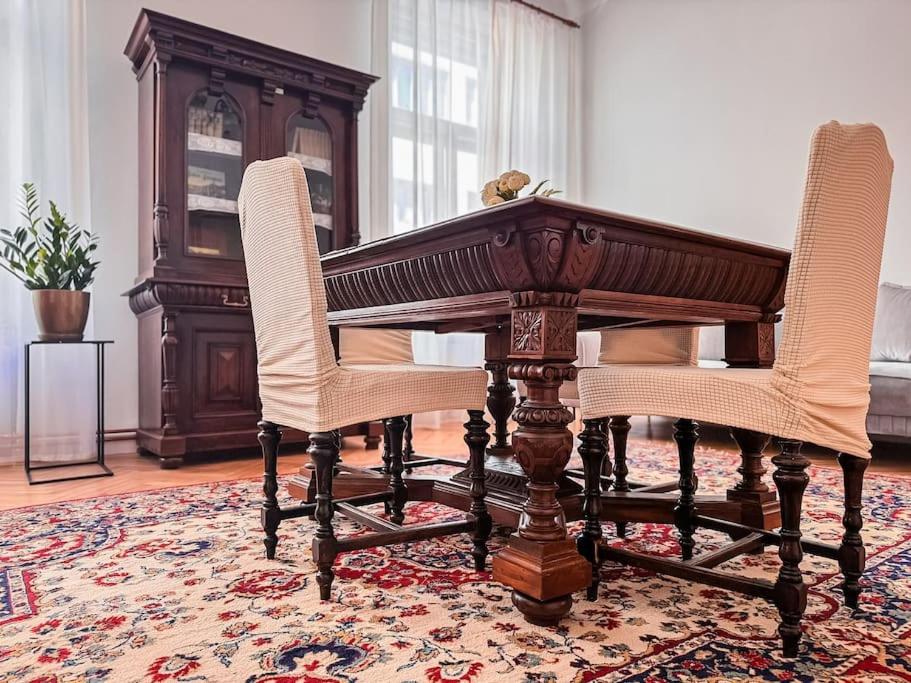 Unique & Spacious 3BR Historic Flat in City Centre