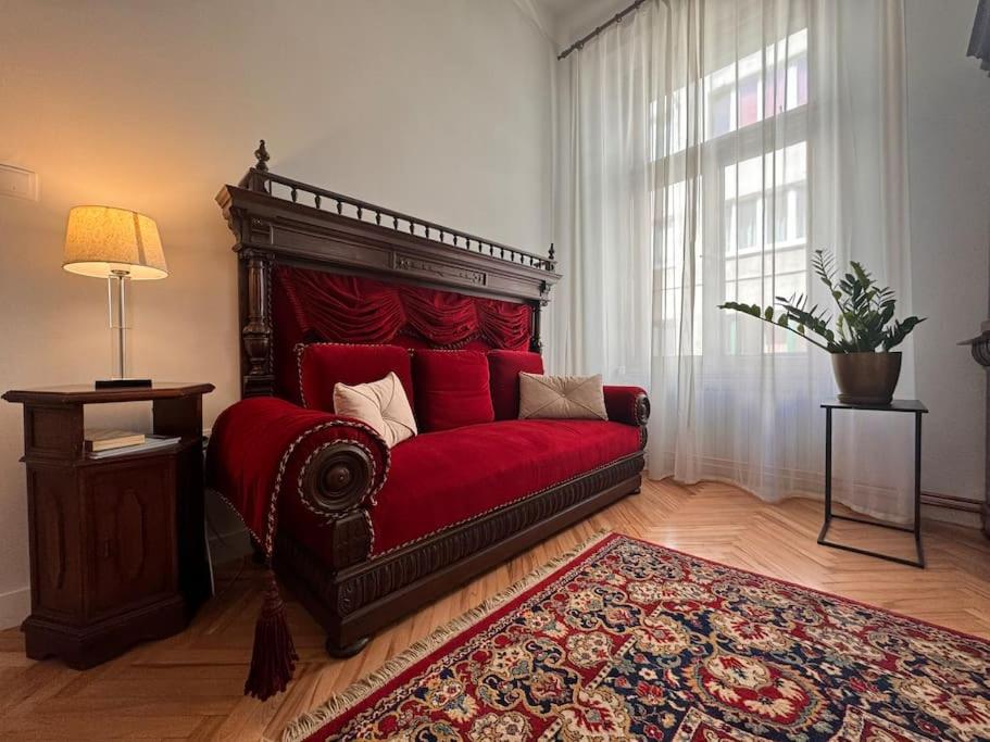 Unique & Spacious 3BR Historic Flat in City Centre