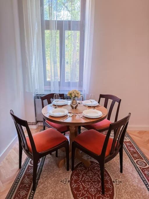 Unique & Spacious 3BR Historic Flat in City Centre