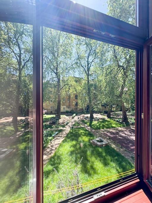 Unique & Spacious 3BR Historic Flat in City Centre