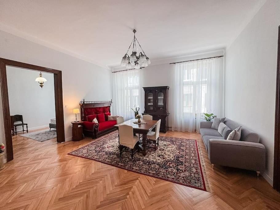 Unique & Spacious 3BR Historic Flat in City Centre