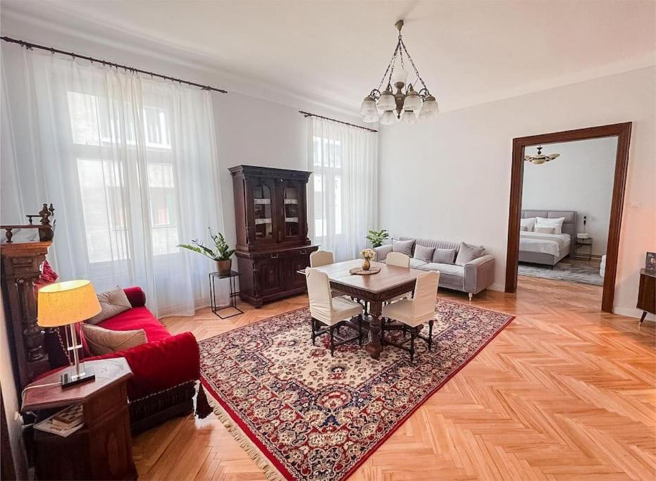 Unique & Spacious 3BR Historic Flat in City Centre