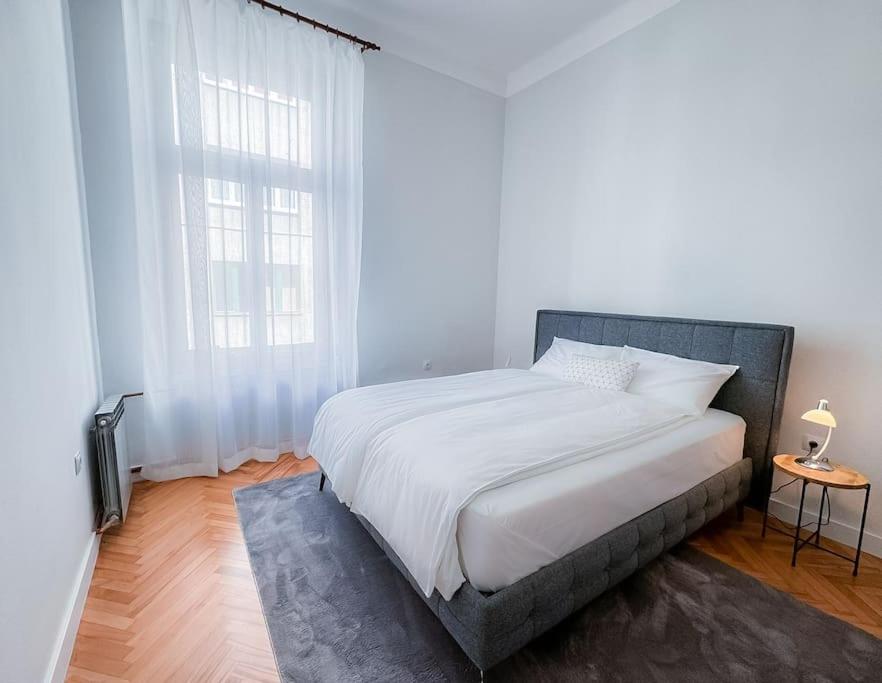 Unique & Spacious 3BR Historic Flat in City Centre