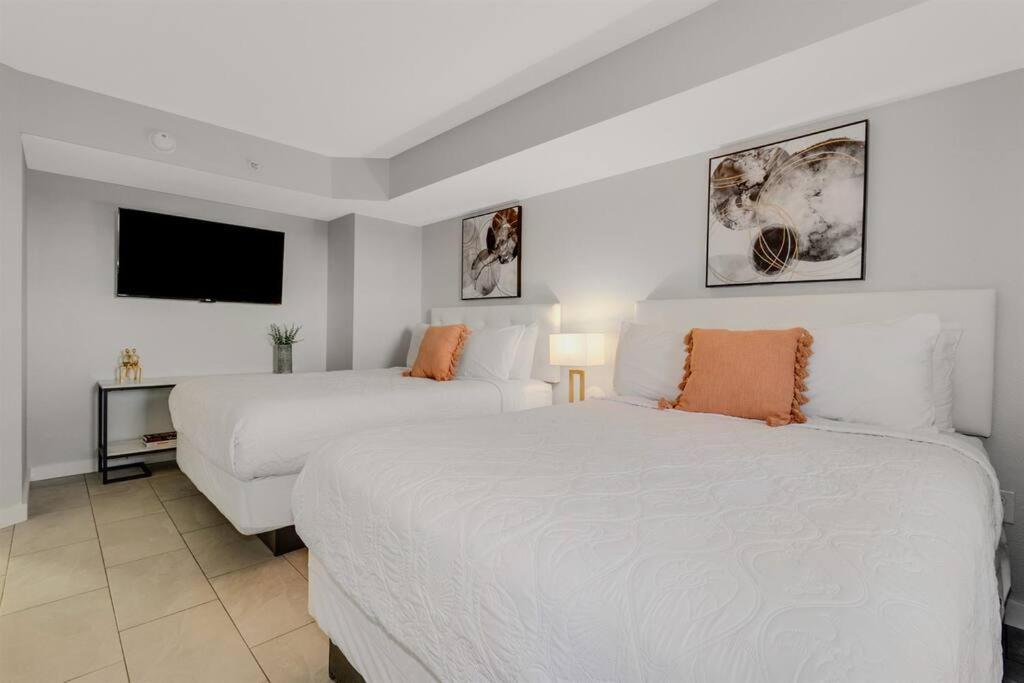 Make Memories Ravishing Angled Oceanfront Suite OR 916 view 3