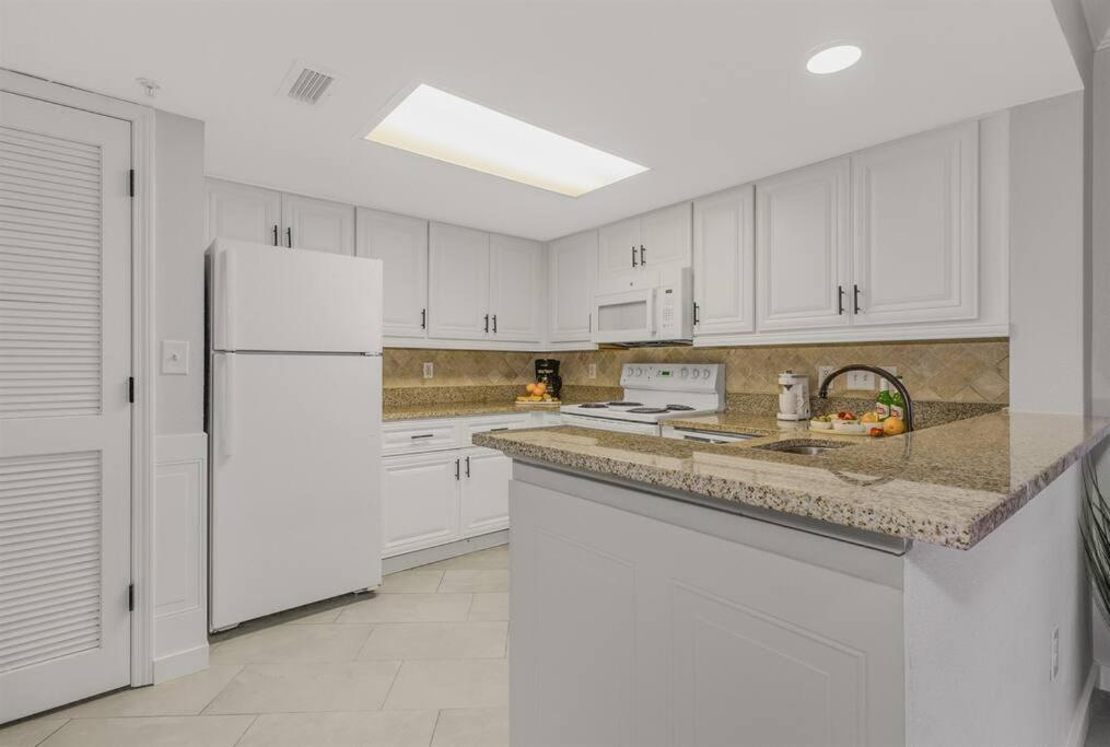 Make Memories Ravishing Angled Oceanfront Suite OR 916 view 4