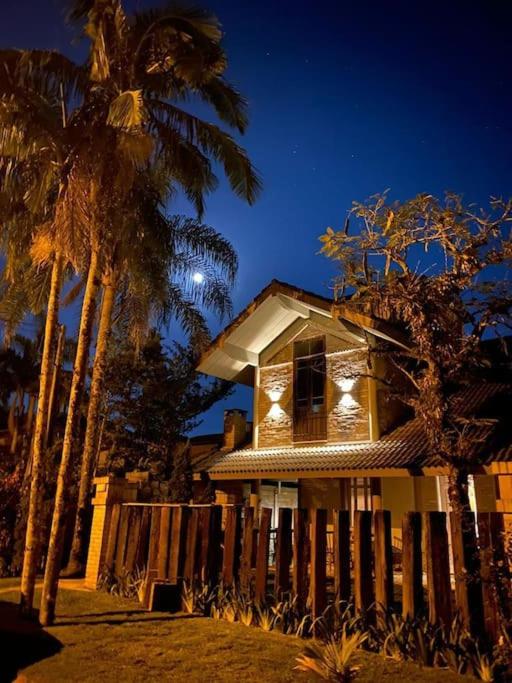 Linda casa na Lagoinha a 150m da praia, 4 suítes, 16 hóspedes com roupa de cama, condomínio Salga
