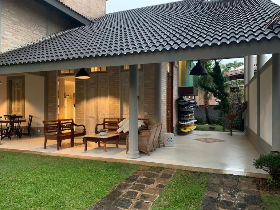 Linda casa na Lagoinha a 150m da praia, 4 suítes, 16 hóspedes com roupa de cama, condomínio Salga