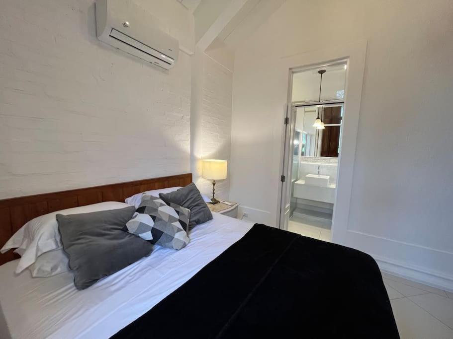 Linda casa na Lagoinha a 150m da praia, 4 suítes, 16 hóspedes com roupa de cama, condomínio Salga