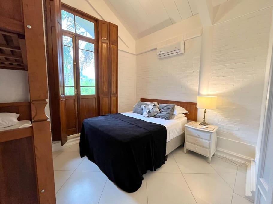Linda casa na Lagoinha a 150m da praia, 4 suítes, 16 hóspedes com roupa de cama, condomínio Salga