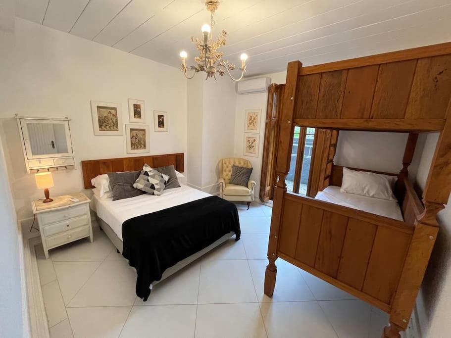 Linda casa na Lagoinha a 150m da praia, 4 suítes, 16 hóspedes com roupa de cama, condomínio Salga
