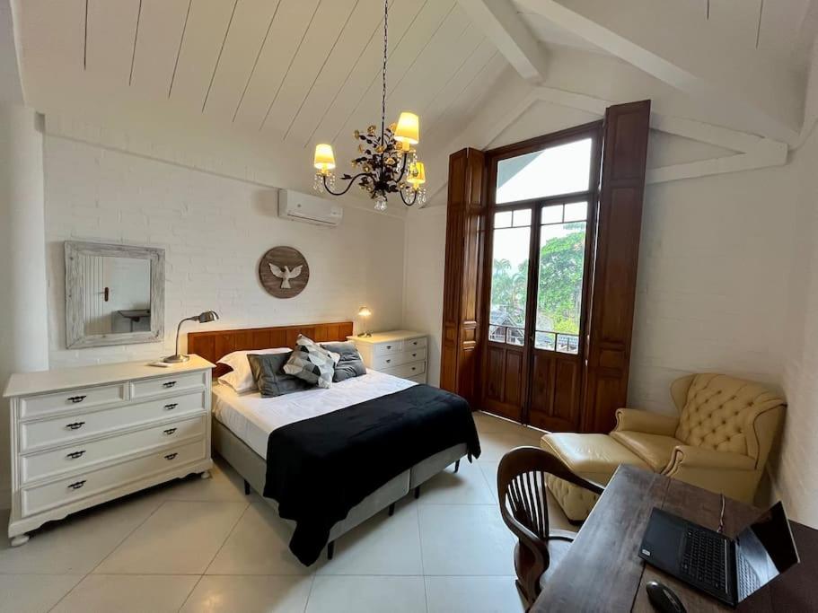 Linda casa na Lagoinha a 150m da praia, 4 suítes, 16 hóspedes com roupa de cama, condomínio Salga