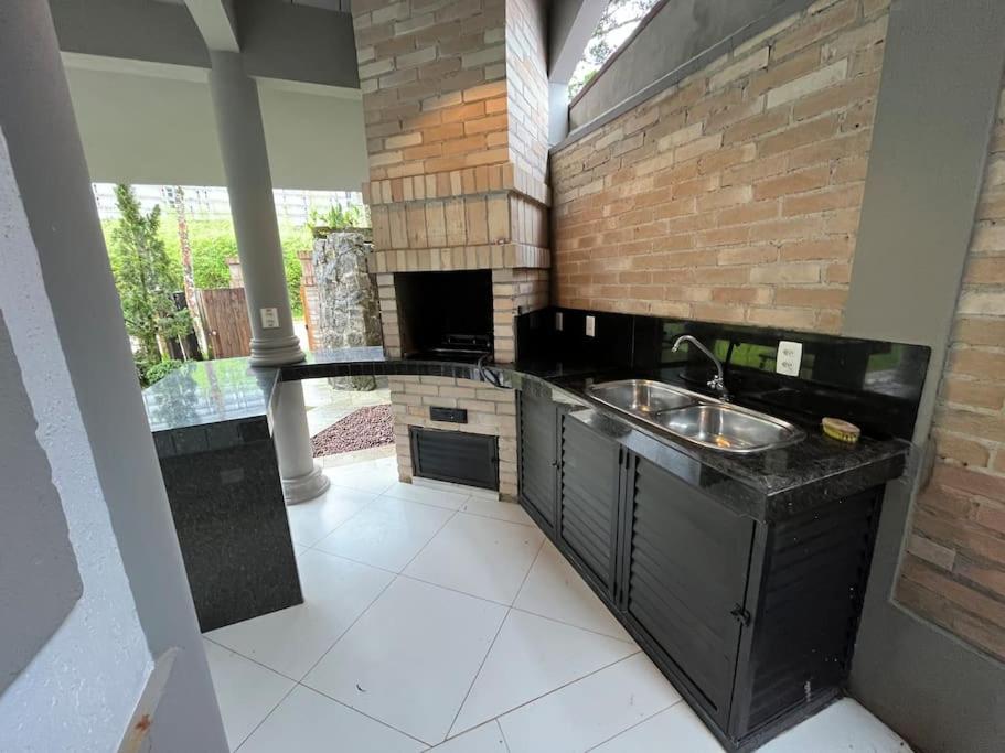 Linda casa na Lagoinha a 150m da praia, 4 suítes, 16 hóspedes com roupa de cama, condomínio Salga