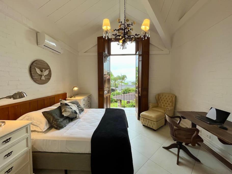 Linda casa na Lagoinha a 150m da praia, 4 suítes, 16 hóspedes com roupa de cama, condomínio Salga