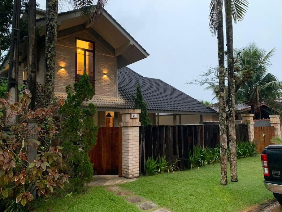 Linda casa na Lagoinha a 150m da praia, 4 suítes, 16 hóspedes com roupa de cama, condomínio Salga