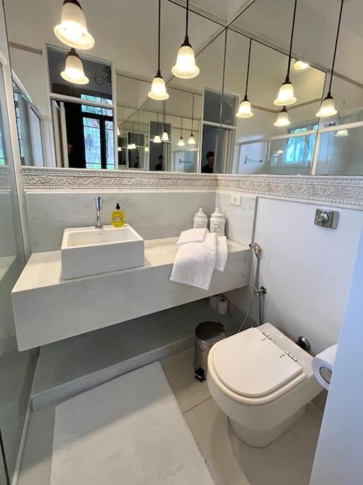 Linda casa na Lagoinha a 150m da praia, 4 suítes, 16 hóspedes com roupa de cama, condomínio Salga