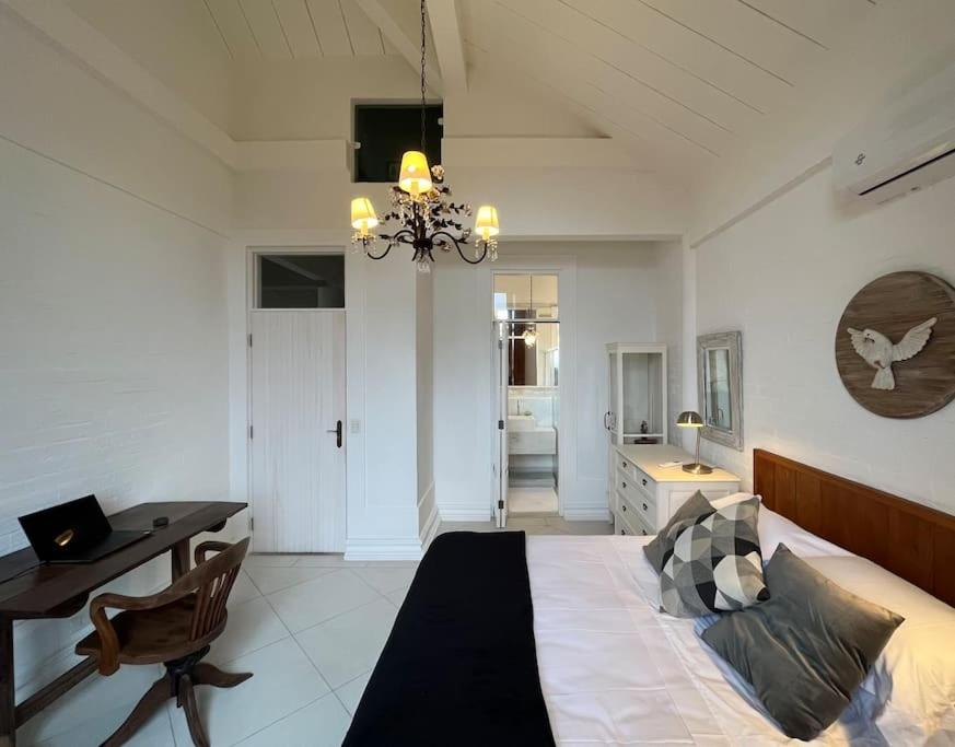 Linda casa na Lagoinha a 150m da praia, 4 suítes, 16 hóspedes com roupa de cama, condomínio Salga