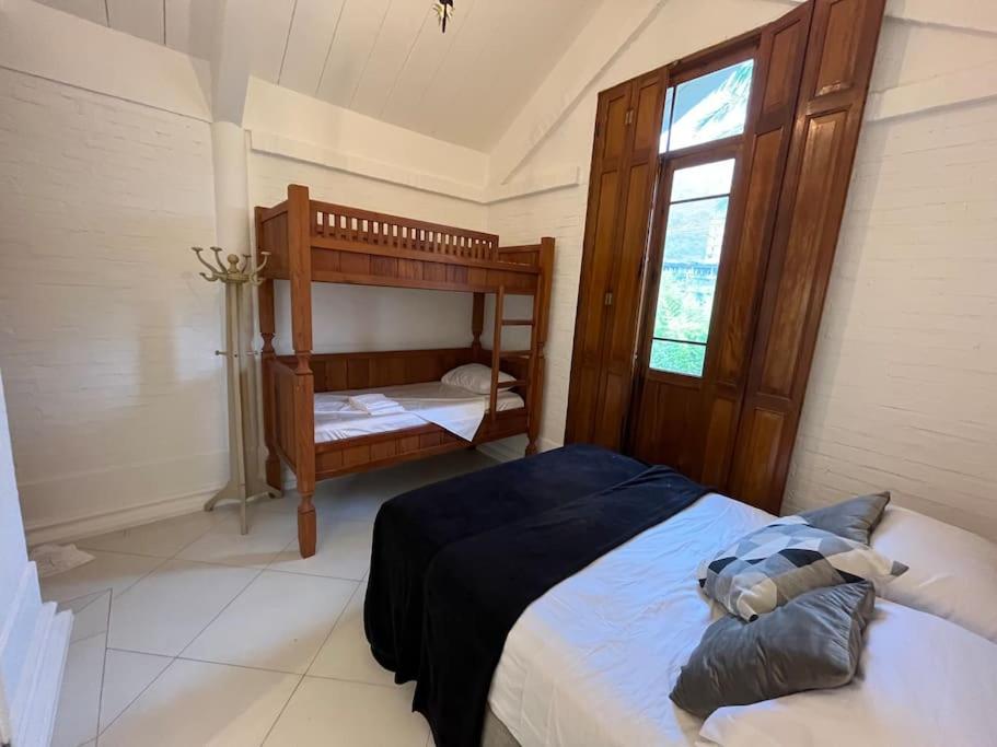 Linda casa na Lagoinha a 150m da praia, 4 suítes, 16 hóspedes com roupa de cama, condomínio Salga