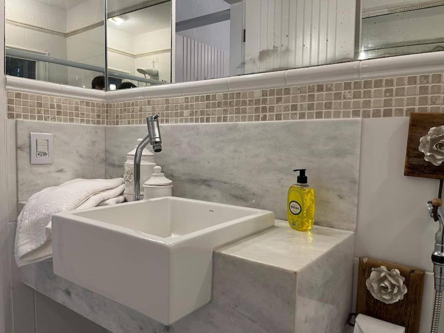 Linda casa na Lagoinha a 150m da praia, 4 suítes, 16 hóspedes com roupa de cama, condomínio Salga