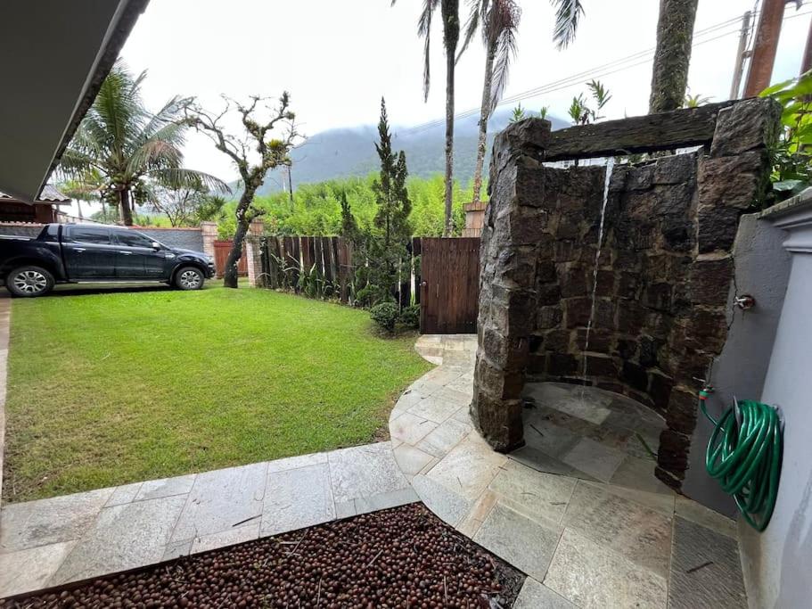 Linda casa na Lagoinha a 150m da praia, 4 suítes, 16 hóspedes com roupa de cama, condomínio Salga