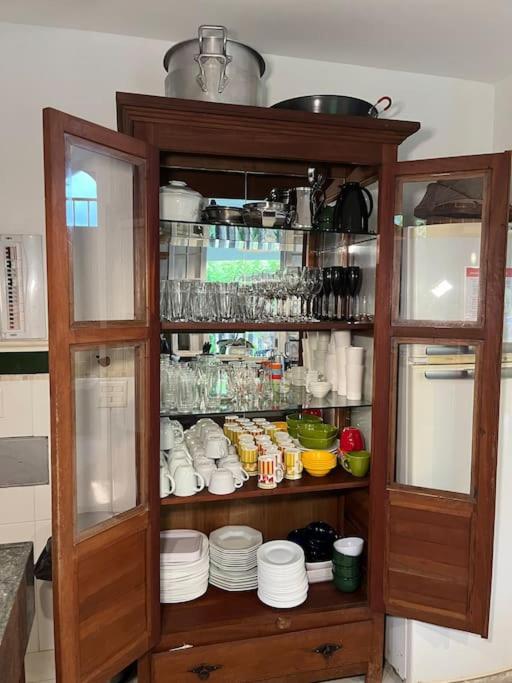 Linda casa na Lagoinha a 150m da praia, 4 suítes, 16 hóspedes com roupa de cama, condomínio Salga