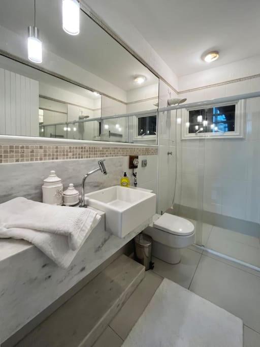Linda casa na Lagoinha a 150m da praia, 4 suítes, 16 hóspedes com roupa de cama, condomínio Salga