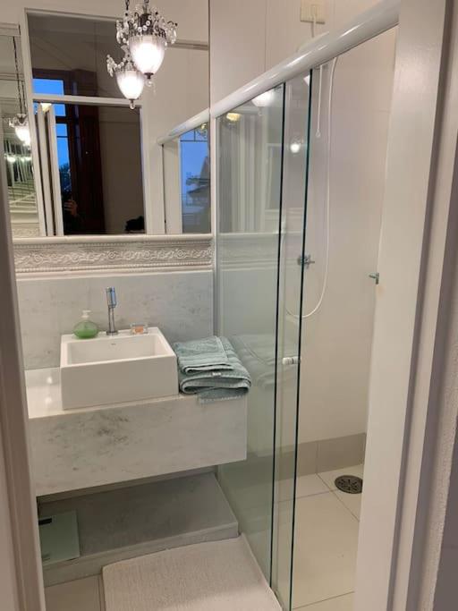 Linda casa na Lagoinha a 150m da praia, 4 suítes, 16 hóspedes com roupa de cama, condomínio Salga