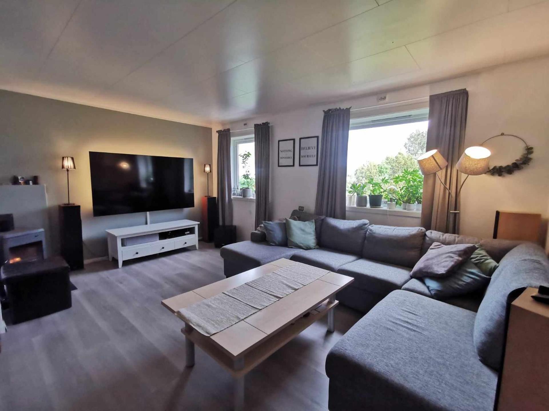 Hotel Bright and comfortable apartment with free parking perfect base for skiing and viewing aurora borealis and midnight sun - Image 1