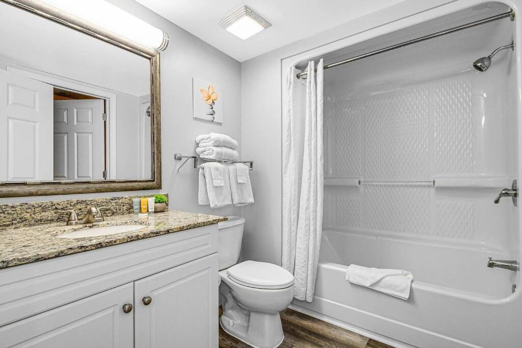 Unwind by the Waves Oceanfront Suite CR 1506 view 3