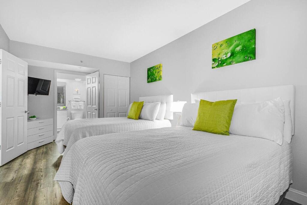 Unwind by the Waves Oceanfront Suite CR 1506 view 4