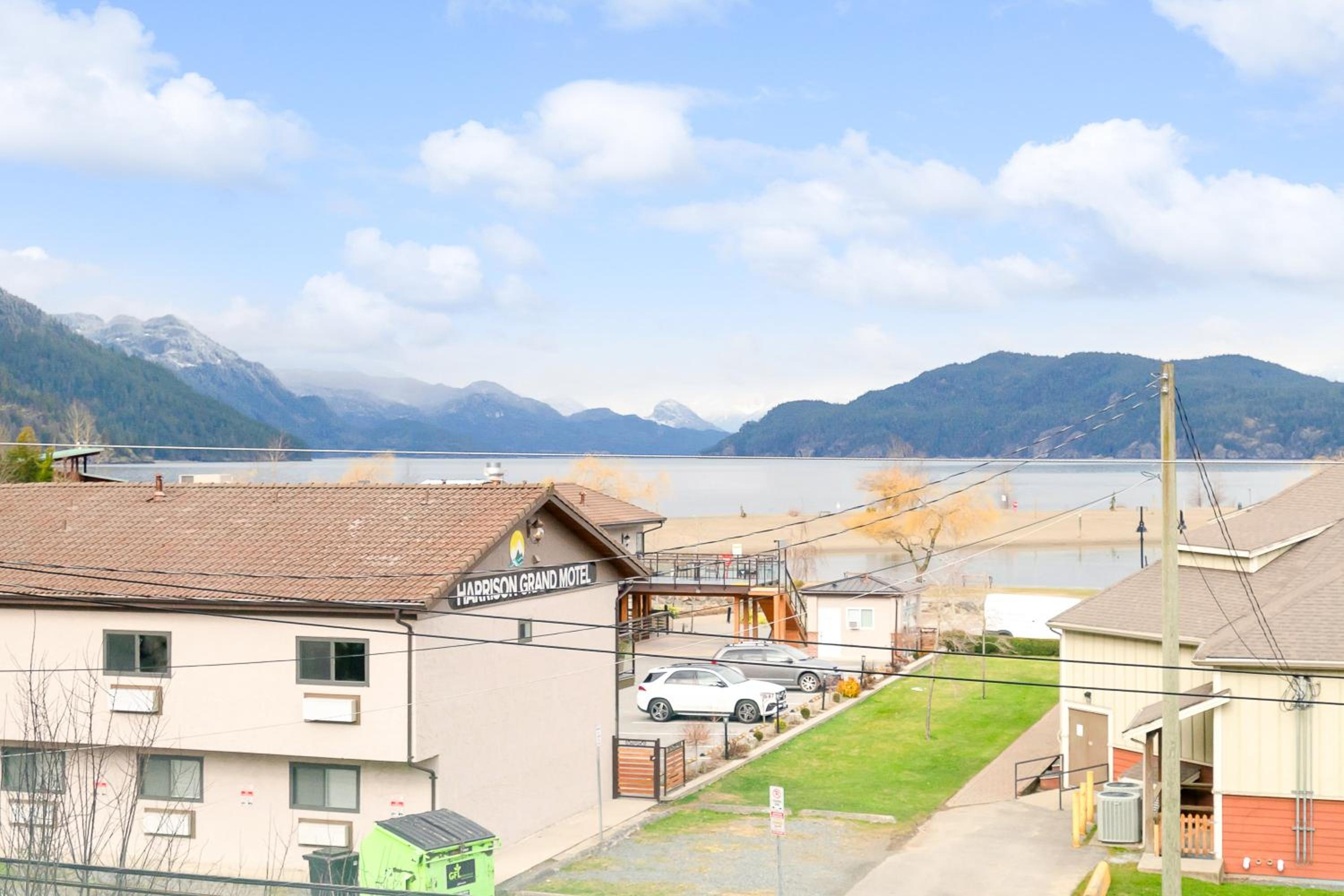 Lakefront Lux 2BR Symphony Of Comfort Style For 12