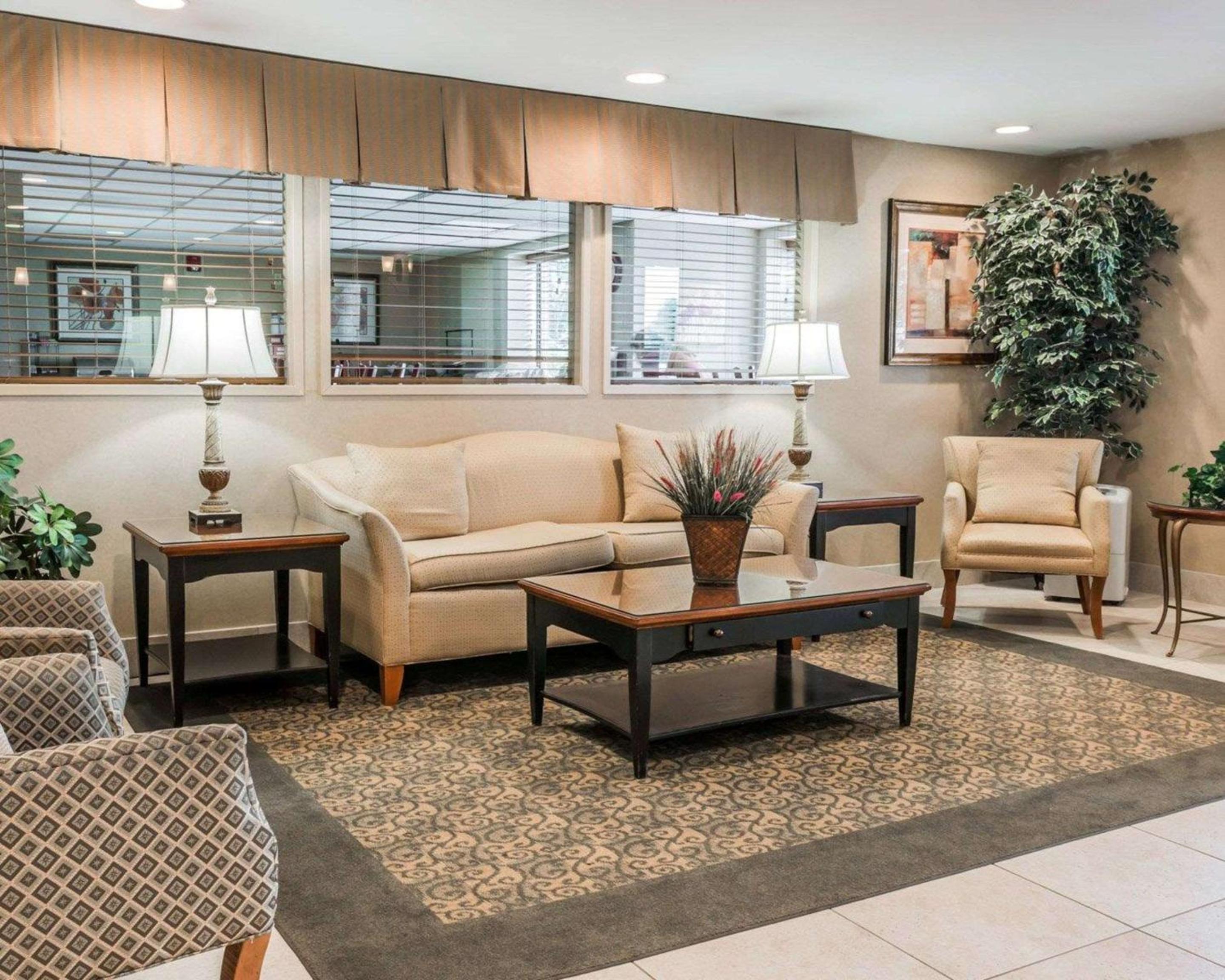 Detroit Vacations - Comfort Inn - Property Image 2