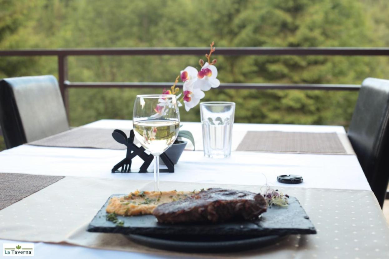 Pensiunea La Taverna