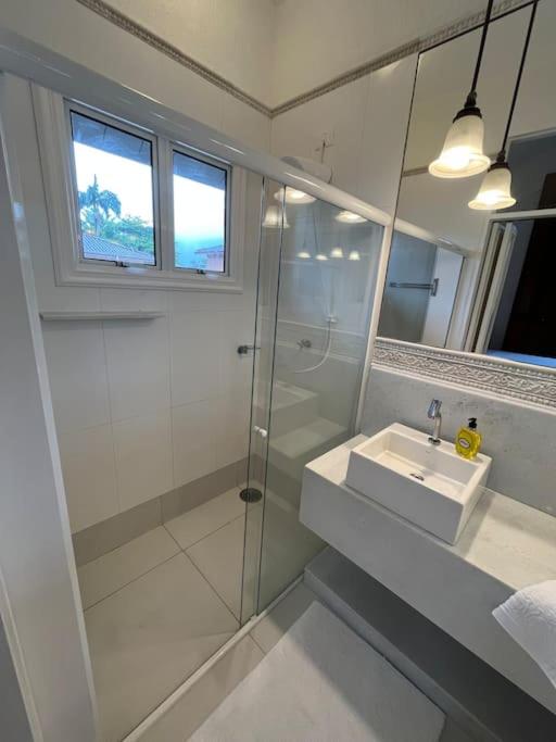 Linda casa na Lagoinha a 150m da praia, 4 suítes, 16 hóspedes com roupa de cama, condomínio Salga