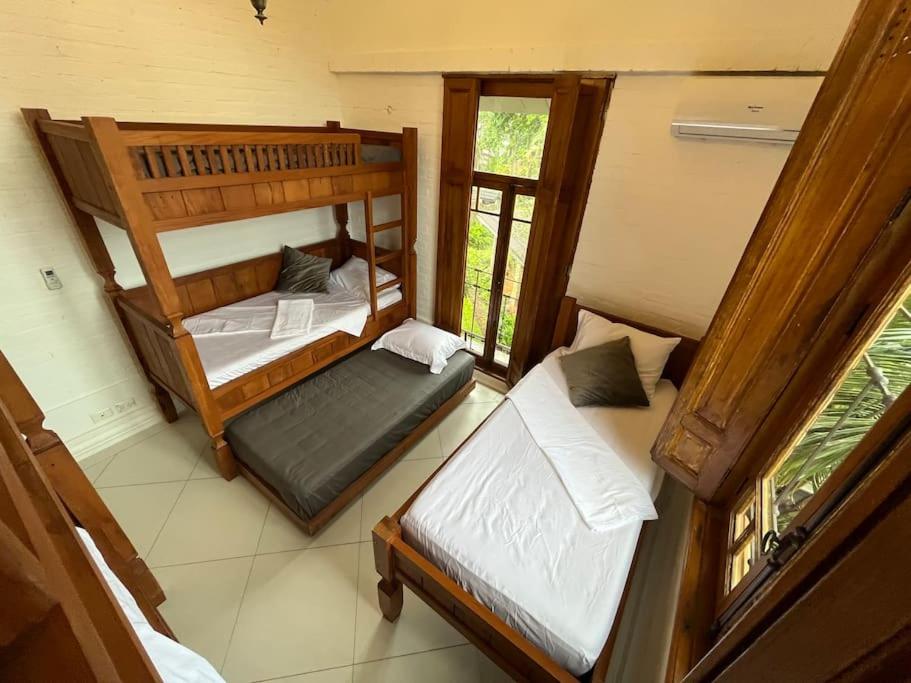 Linda casa na Lagoinha a 150m da praia, 4 suítes, 16 hóspedes com roupa de cama, condomínio Salga
