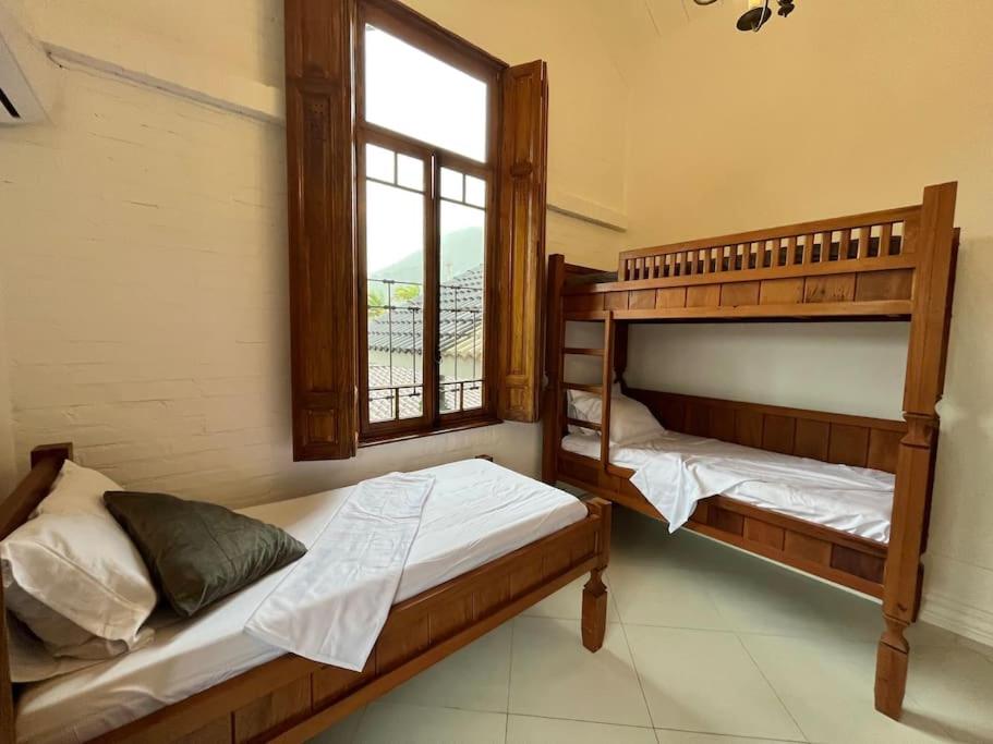 Linda casa na Lagoinha a 150m da praia, 4 suítes, 16 hóspedes com roupa de cama, condomínio Salga