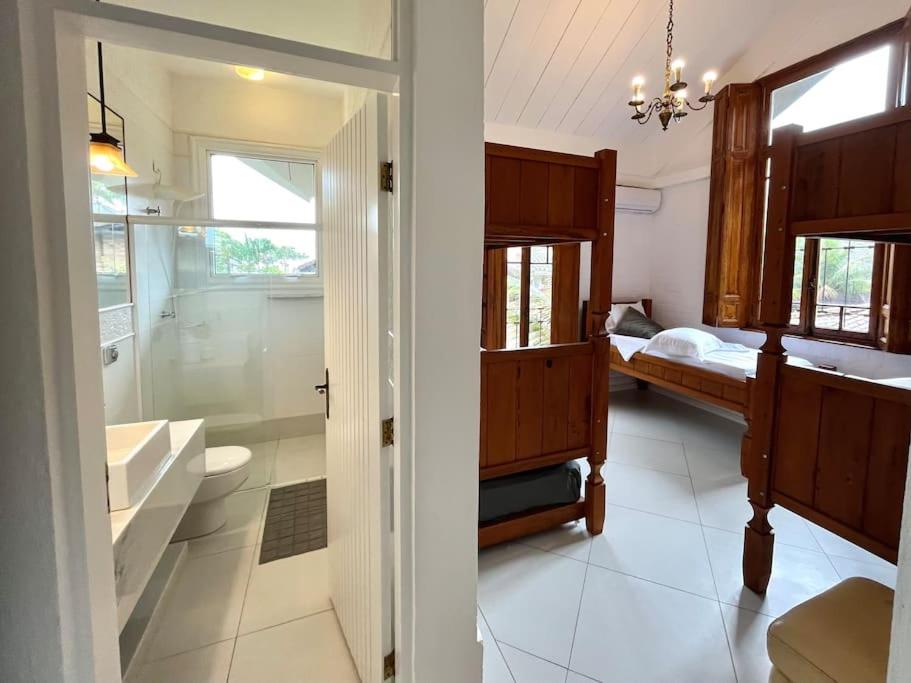 Linda casa na Lagoinha a 150m da praia, 4 suítes, 16 hóspedes com roupa de cama, condomínio Salga