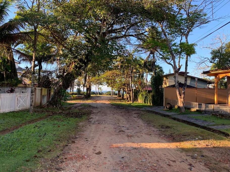 Linda casa na Lagoinha a 150m da praia, 4 suítes, 16 hóspedes com roupa de cama, condomínio Salga