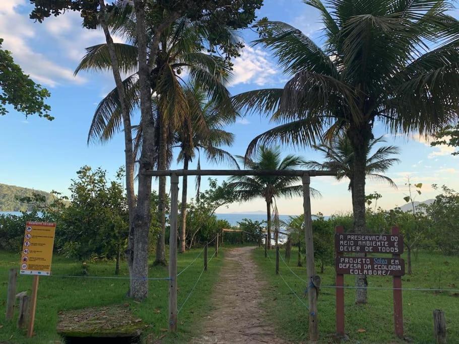 Linda casa na Lagoinha a 150m da praia, 4 suítes, 16 hóspedes com roupa de cama, condomínio Salga