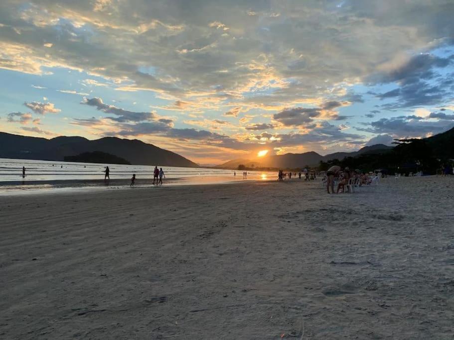 Linda casa na Lagoinha a 150m da praia, 4 suítes, 16 hóspedes com roupa de cama, condomínio Salga