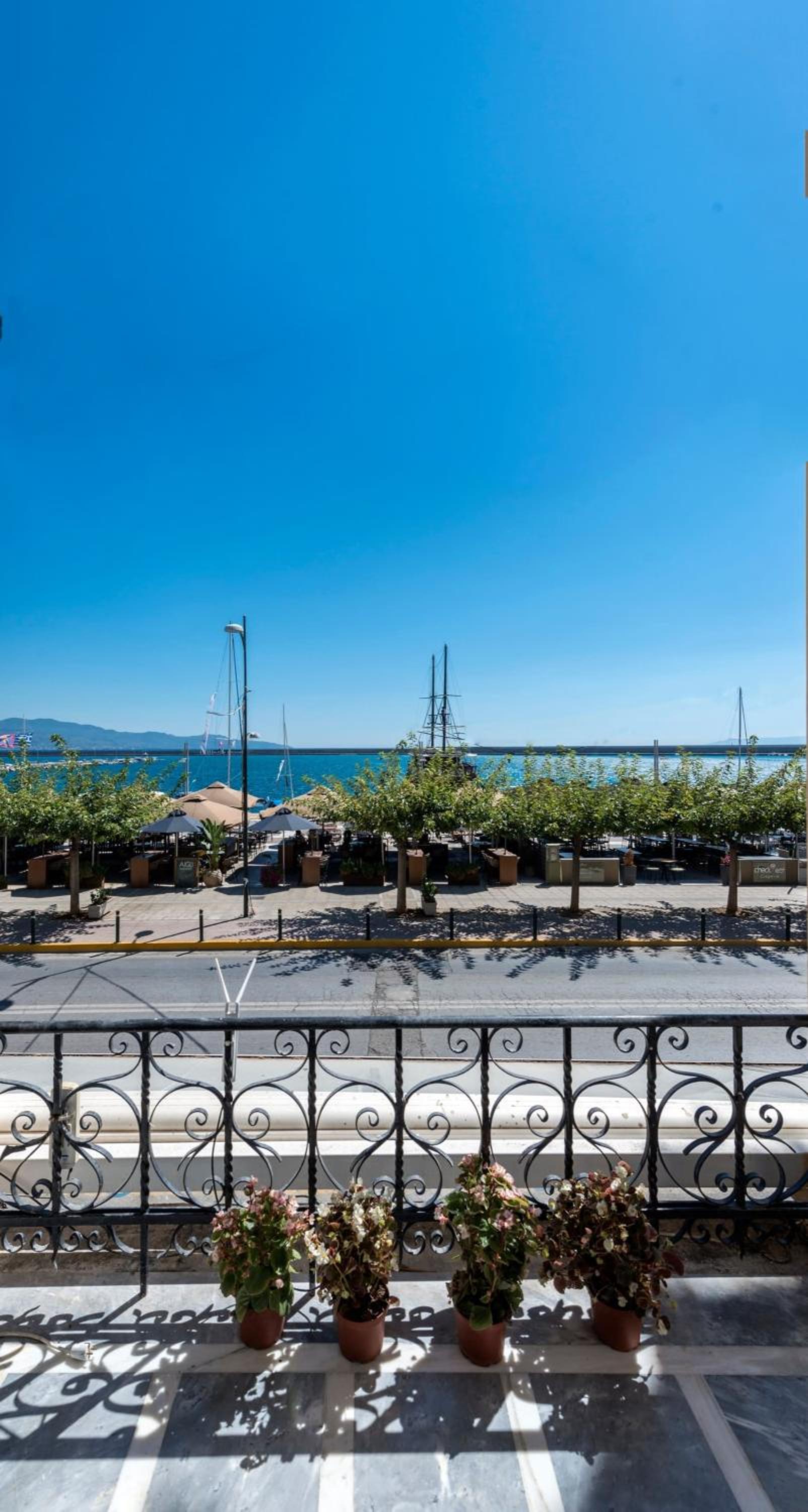 Aigli Seafront Loft-Bespoke Design Gem en Kalamata