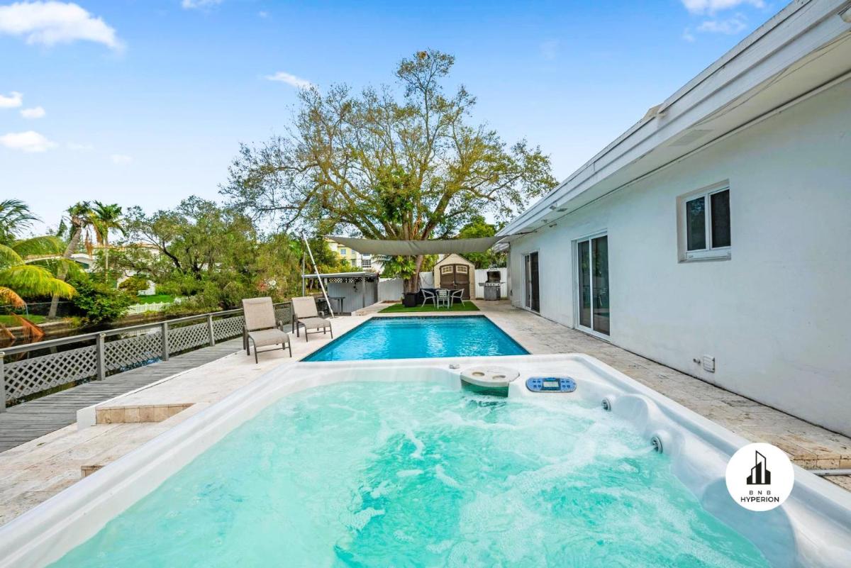 Uhost AI - Luxurious 5B Home w Pool & Lounge
