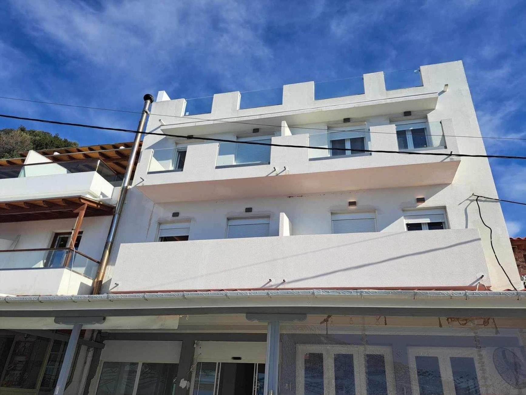 Hotel Flisvos Beachfront Apartments - Image 1