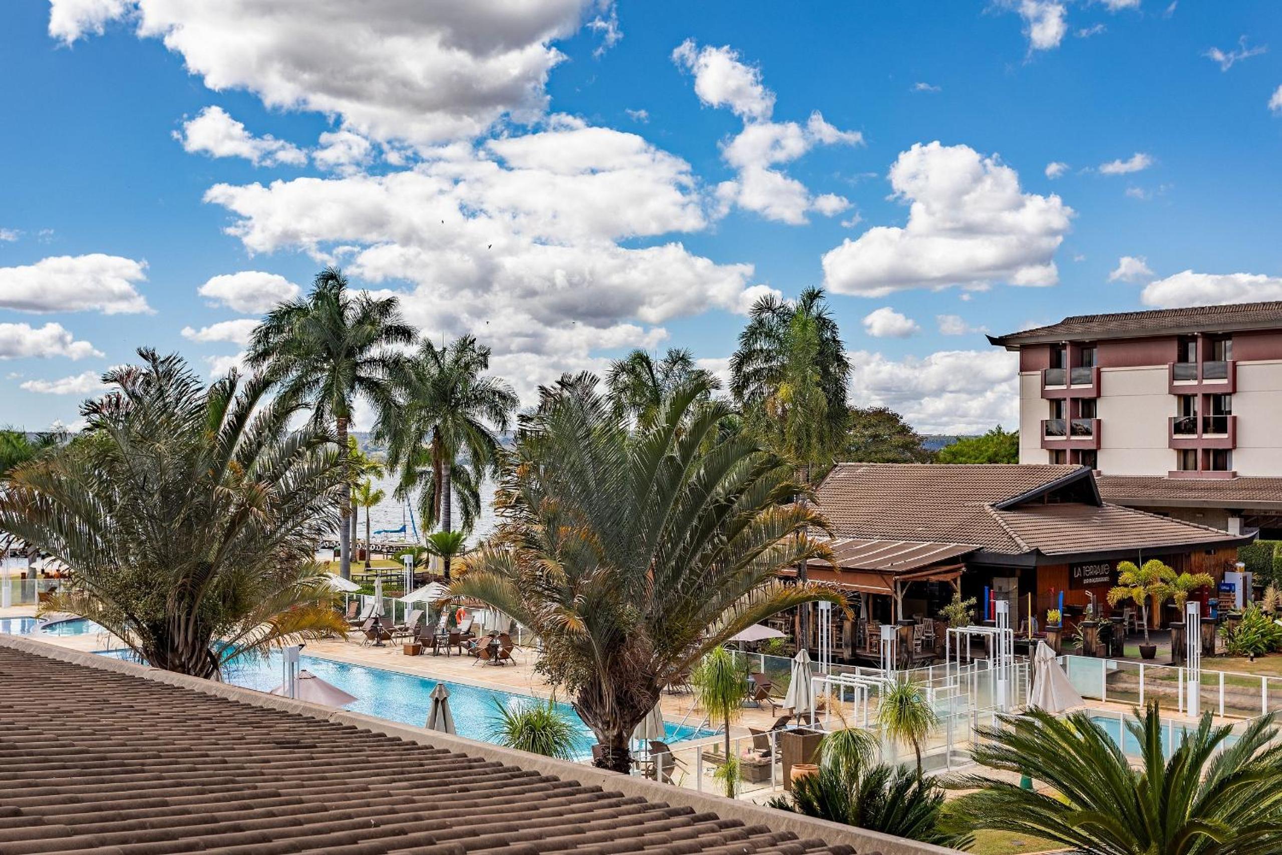 Life Resort beira lago próx a esplanada