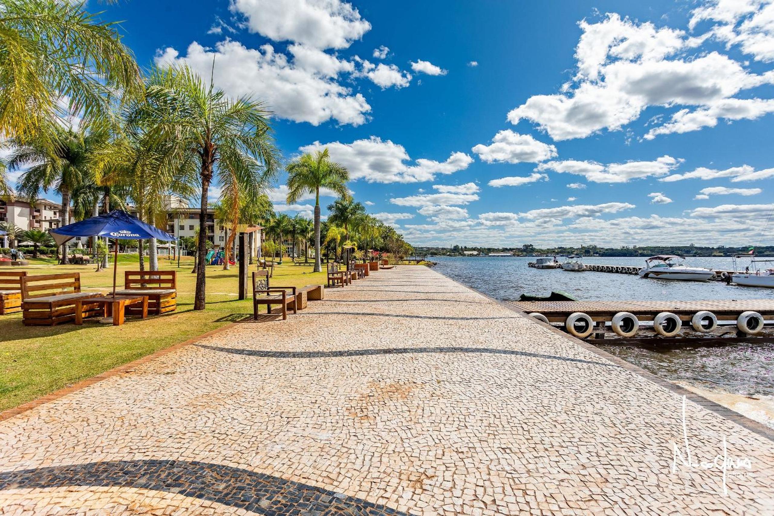 Life Resort beira lago próx a esplanada
