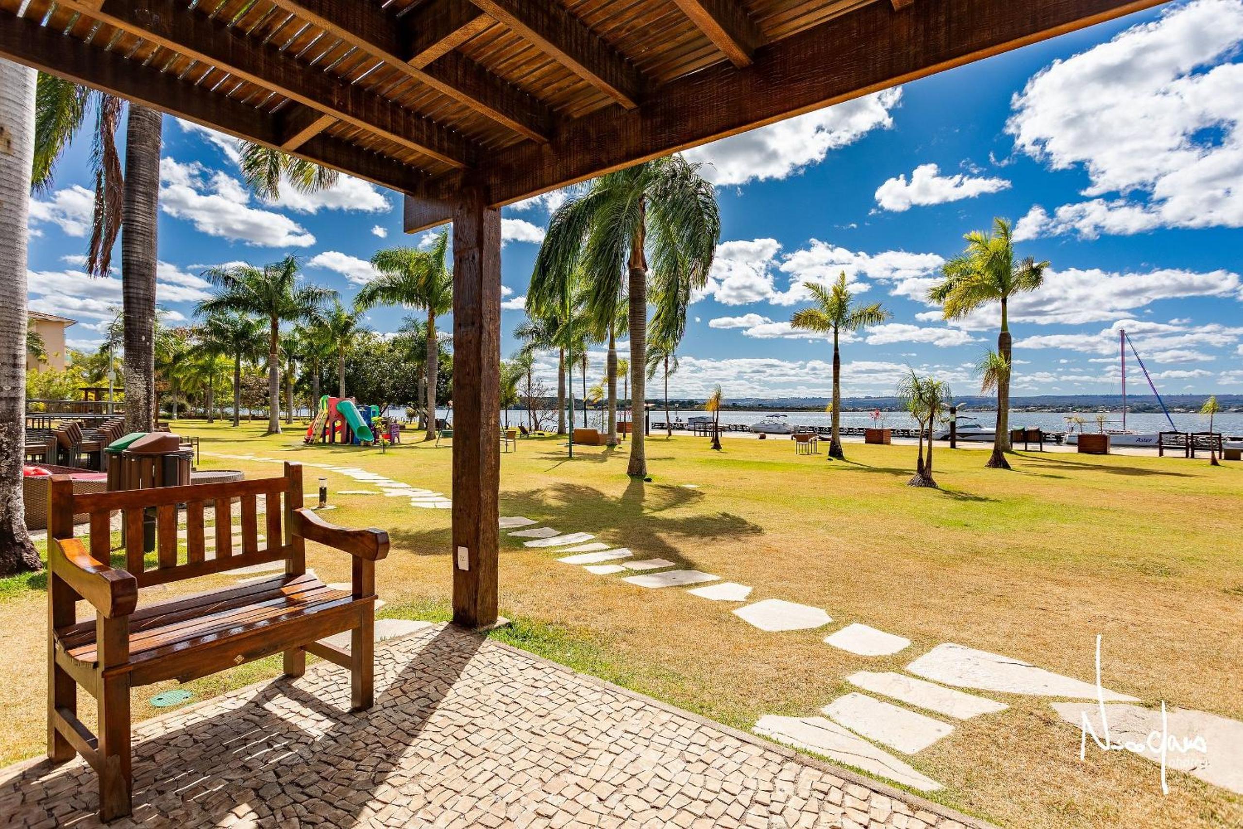 Life Resort beira lago próx a esplanada
