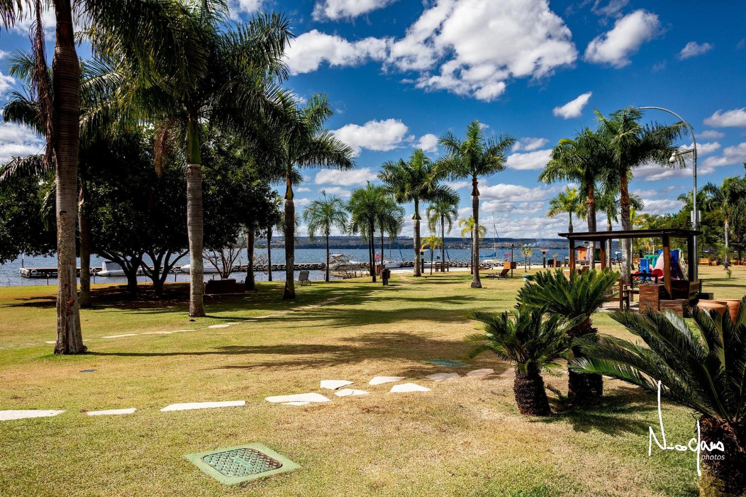 Life Resort beira lago próx a esplanada