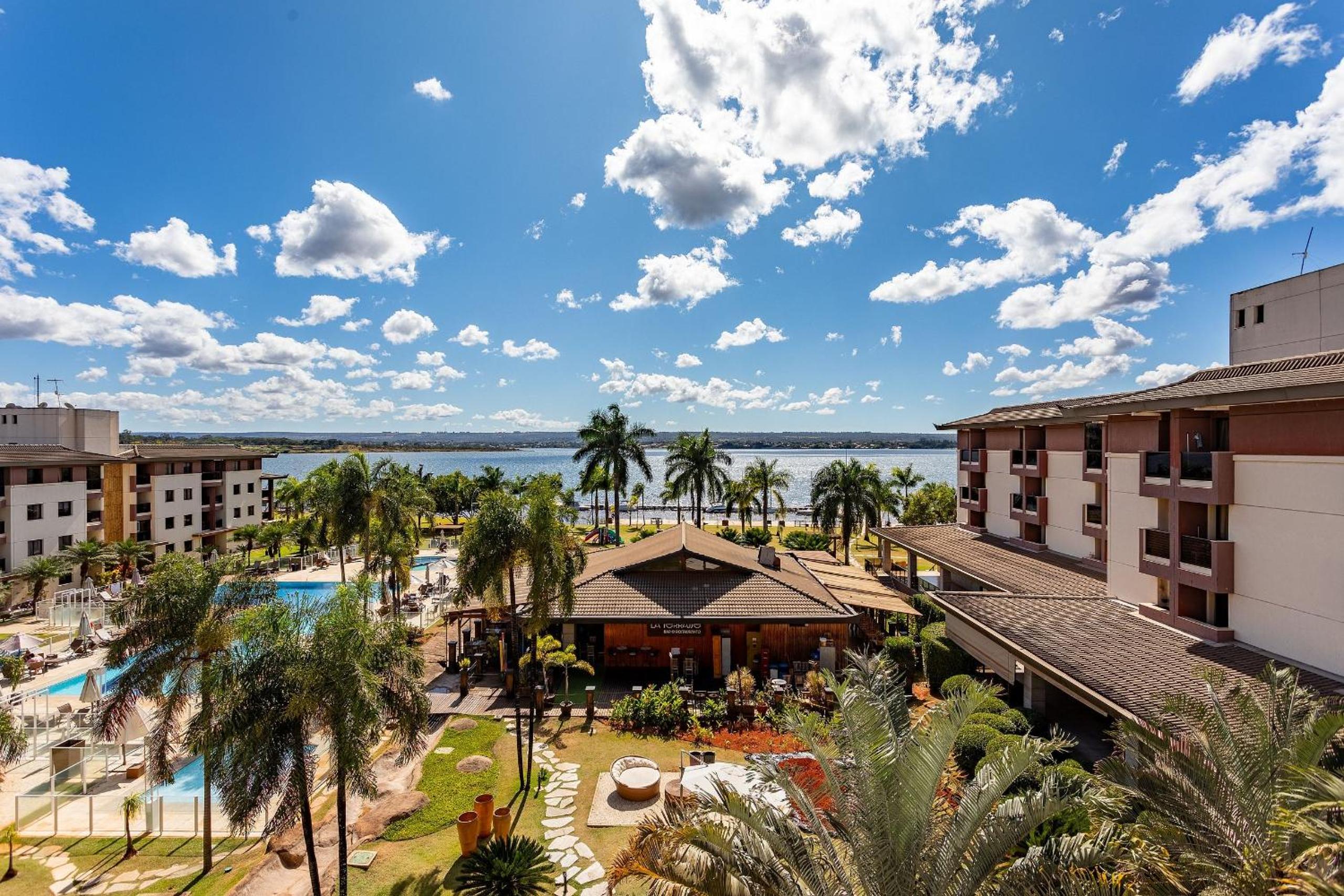 Life Resort beira lago próx a esplanada