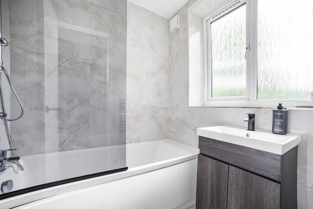Elegant Retreat 1-bed Near Central London